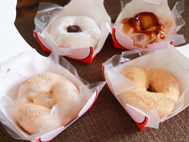 ブラウンのランチョンマットの上に4種類のもっちゅりんを並べている