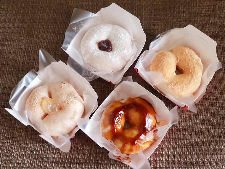 ブラウンのランチョンマットの上に4種類のもっちゅりんを斜めに並べている