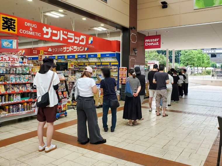 ミスタードーナツの開店前にできた行列