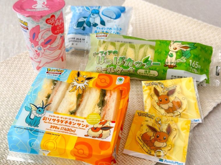 「イーブイたちがファミマに大集合！」の商品が並んでいる様子