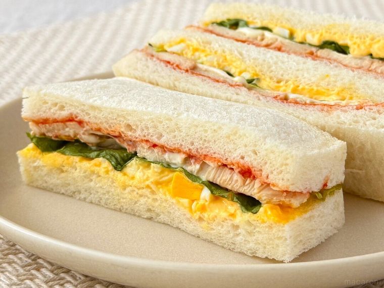 白皿にのった「シャワーズ・サンダース・ブースターの彩りサラダチキンサンド」