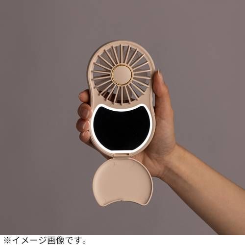 LEDライトミラー付きハンディファンを手で持っている様子