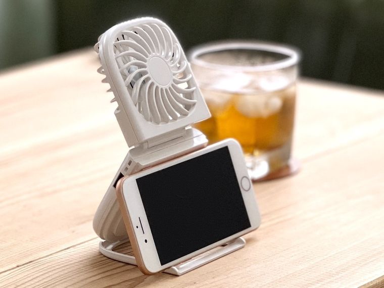 ハンズフリー5wayスリムファンをスマホスタンドとして使っている様子