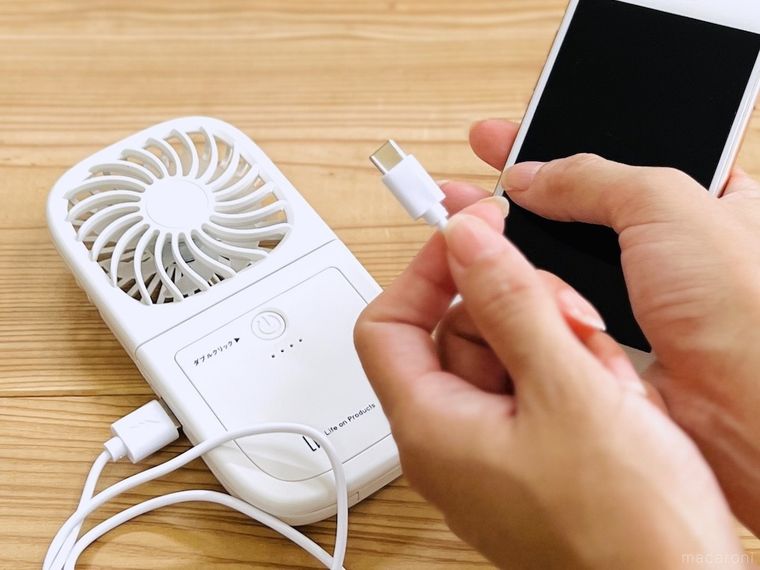 ハンズフリー5wayスリムファンでスマートフォンを充電しようとしている様子