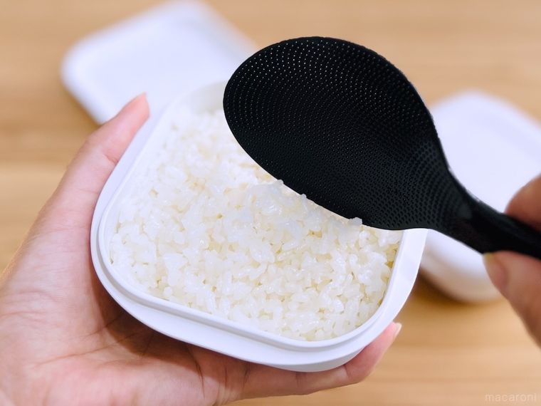 冷凍ごはん容器 K748にごはんをよそっている様子