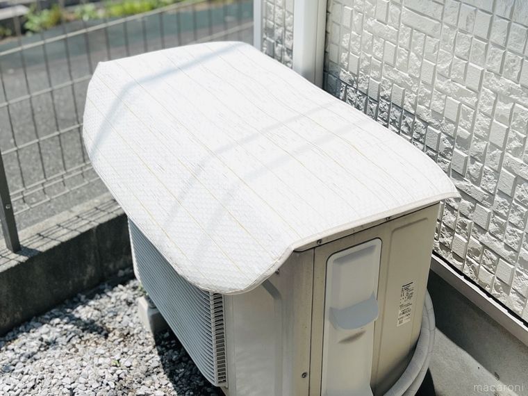 マグネット式 エアコン室外機用遮熱カバー ひさし・脚付きを室外機に取り付けた様子