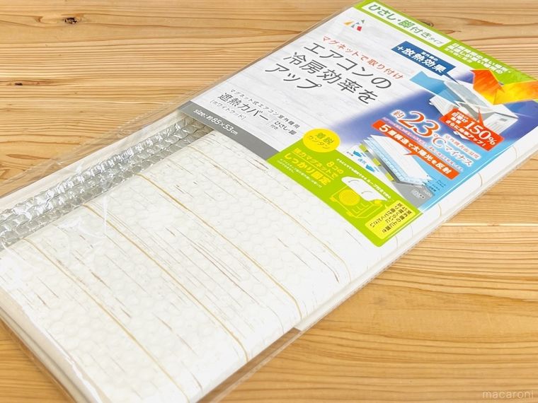 テーブルの上にマグネット式 エアコン室外機用遮熱カバー ひさし・脚付きが置かれている