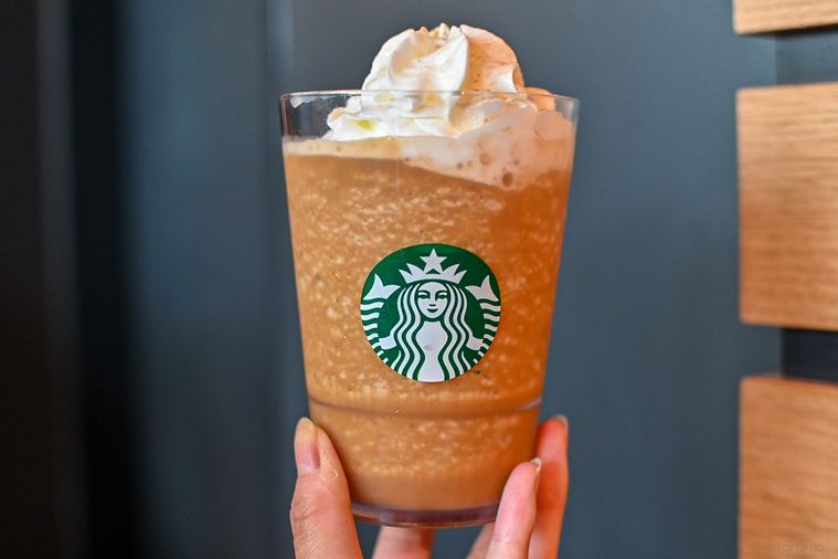 ドリンクを持っているところ
