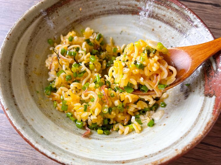 うまかっちゃん油そばに追い飯する様子