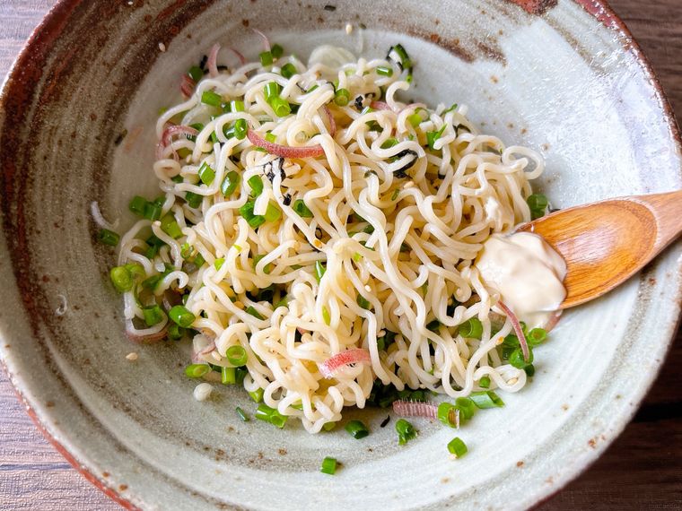 うまかっちゃん油そばにマヨネーズをかける様子