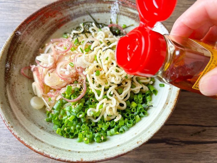 うまかっちゃん油そばにラー油をかける様子