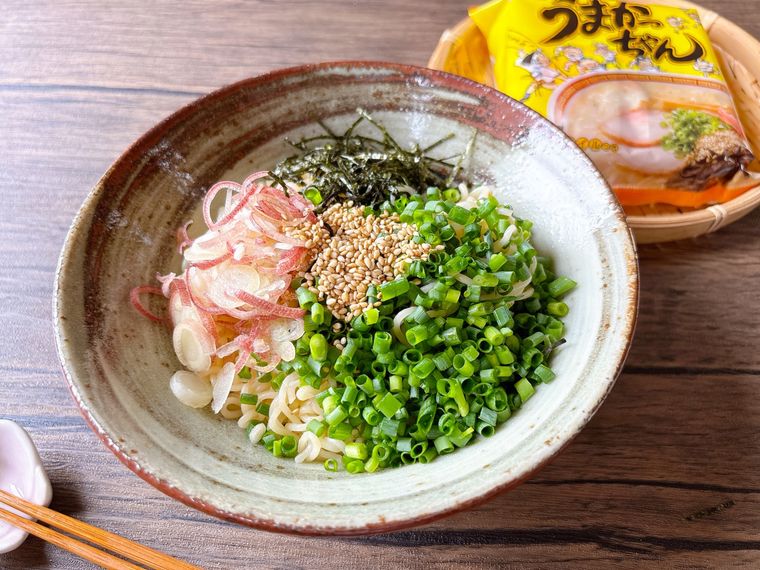 器に盛られたうまかっちゃんの油そば