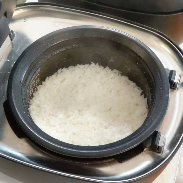 炊飯釜に入っているお米
