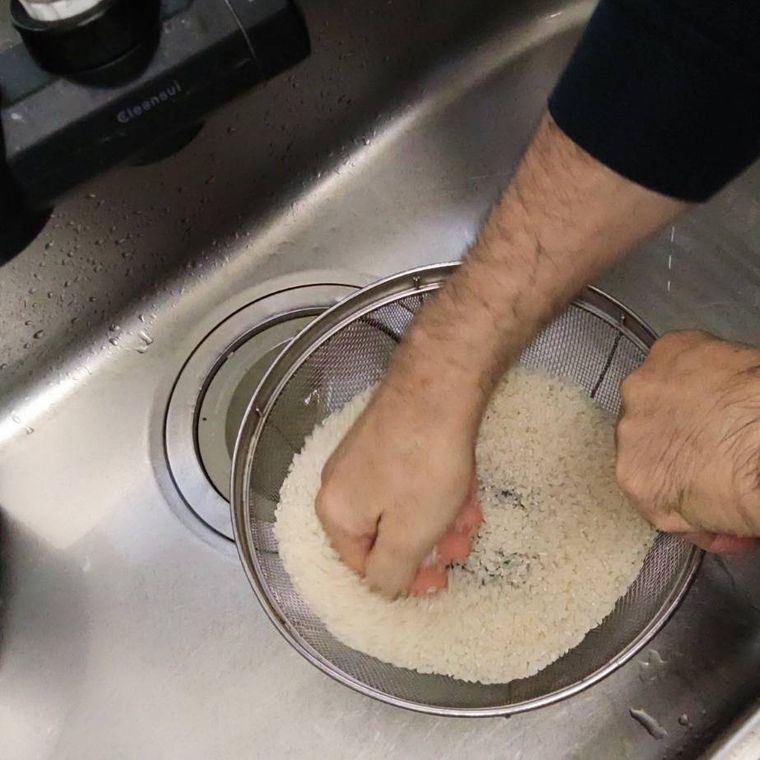 米をグーで押している様子