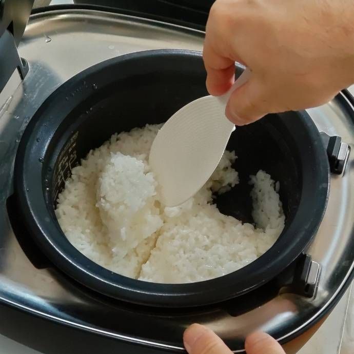 炊いたお米をほぐしている様子