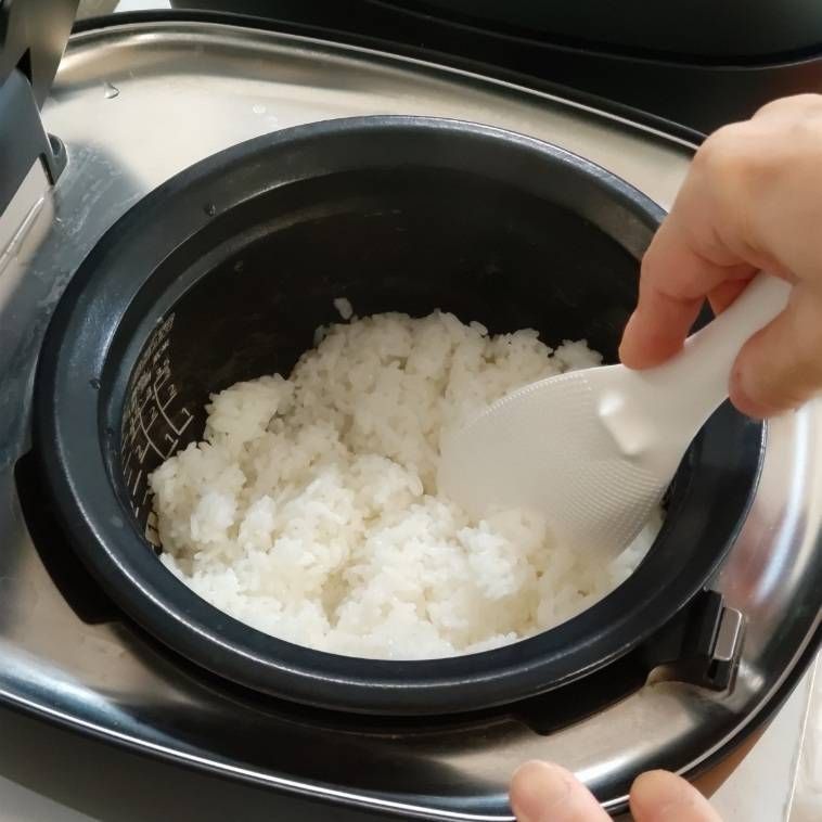 炊いたお米を混ぜている様子