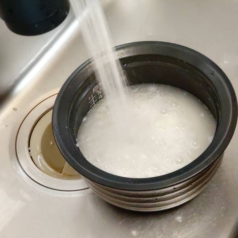 炊飯釜に水を入れている様子