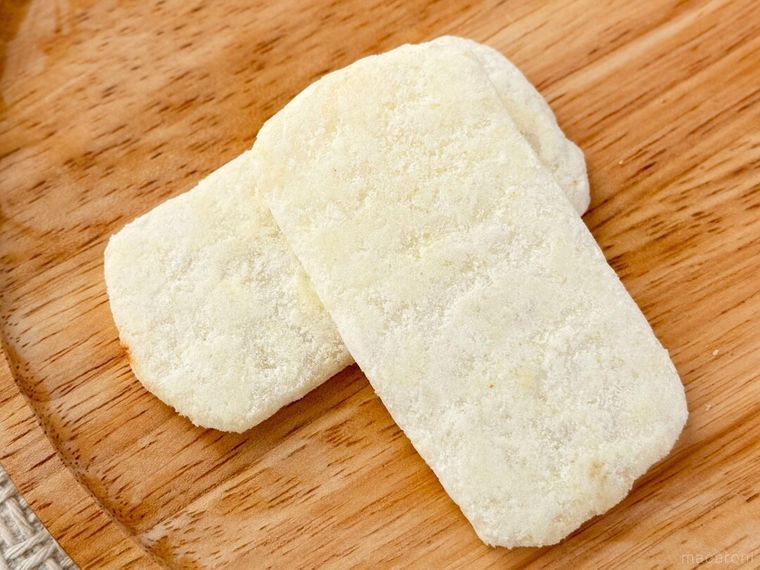 木皿に盛りつけた2枚のバター餅