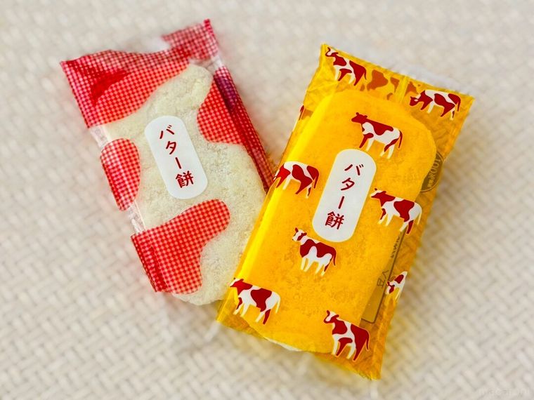 小袋に入った2枚のバター餅が並んでいる様子