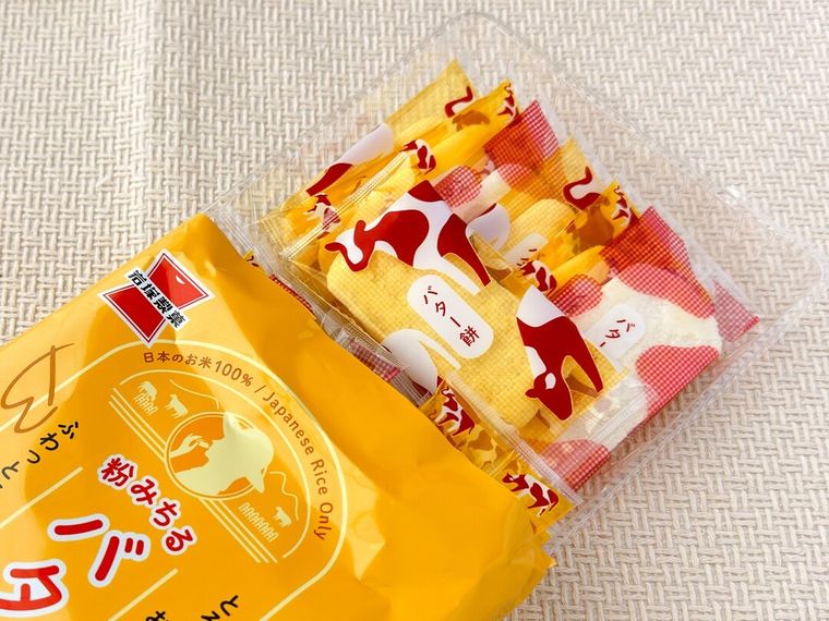 18枚バター餅をパッケージから取り出している様子