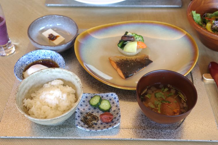 ごはんと味噌汁と鮭