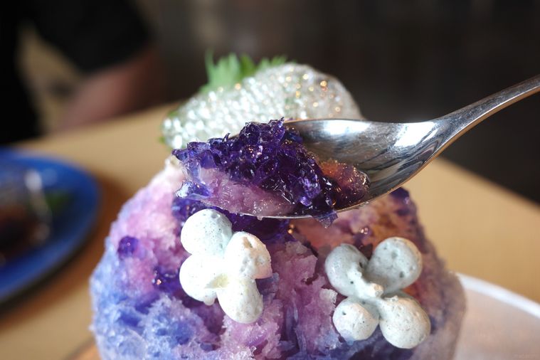 スプーンですくっている