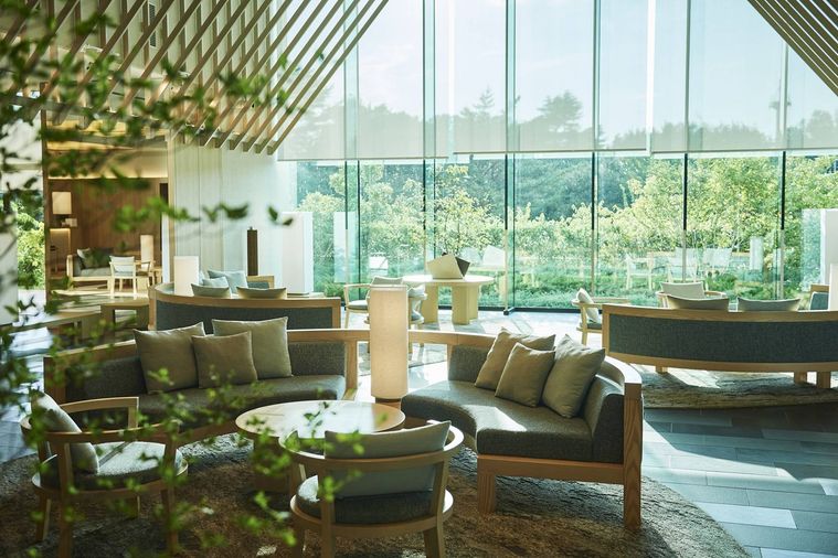 緑に囲まれたロビー