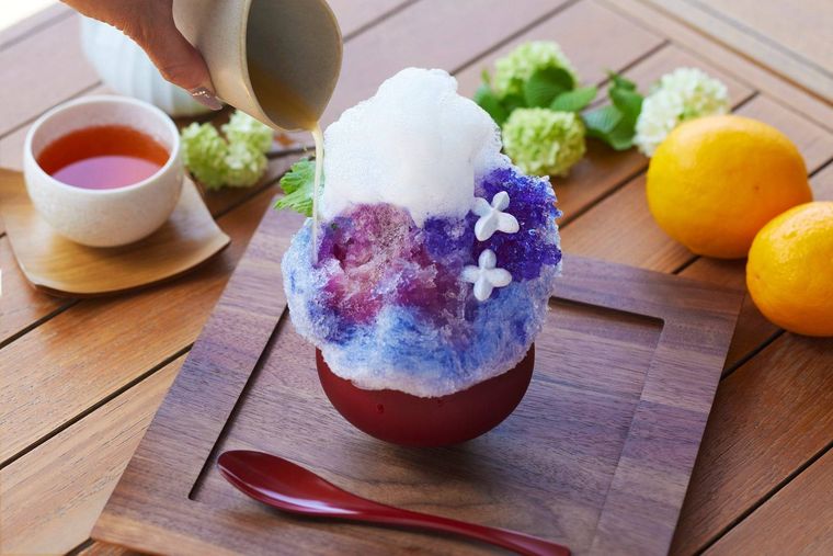あじさいのかき氷にシロップをかけている
