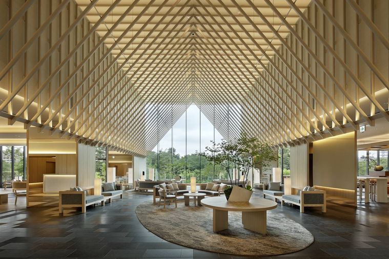 天井が木組みのロビー