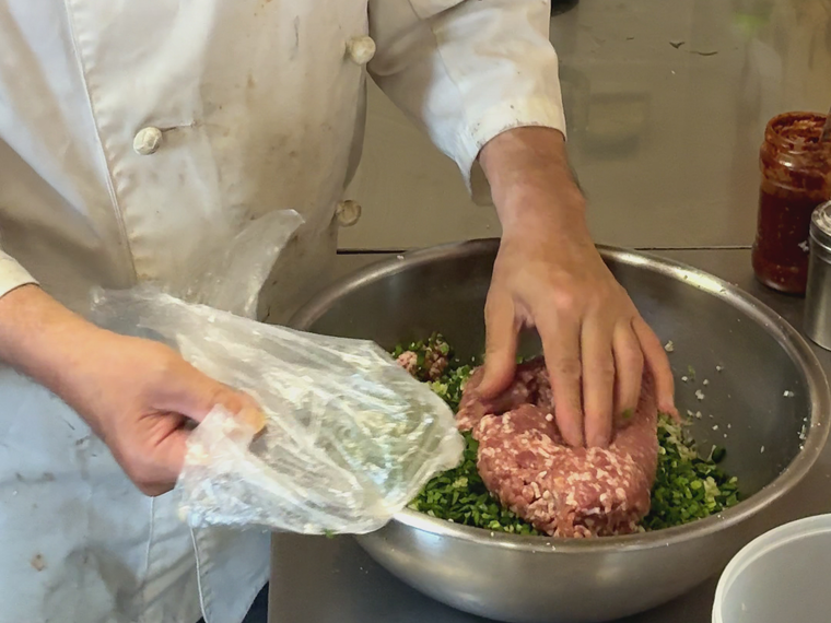 餃子のタネを仕込んでいるところ