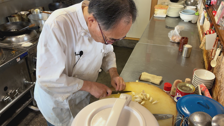 にんにくを刻んでるところ