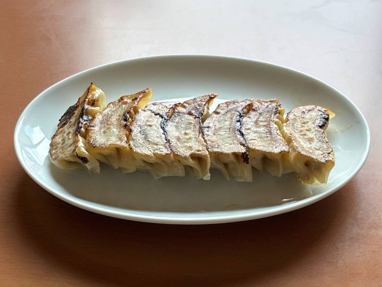 餃子が７つ皿に並べられている