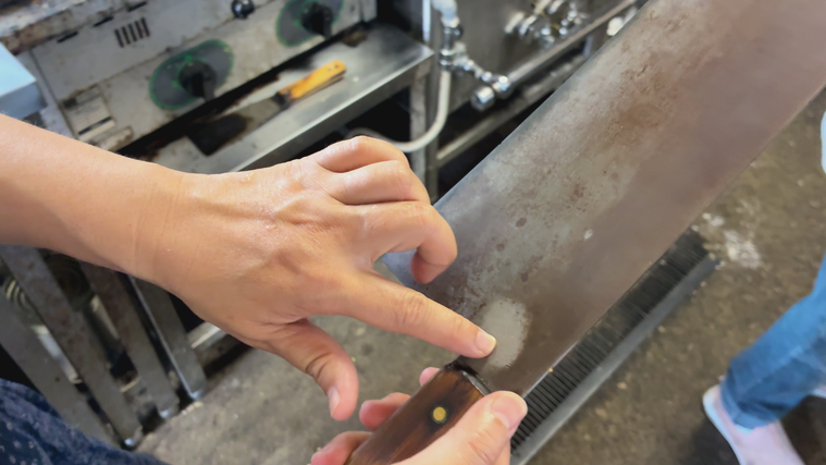 長年の使用により指型に凹んでしまった中華包丁