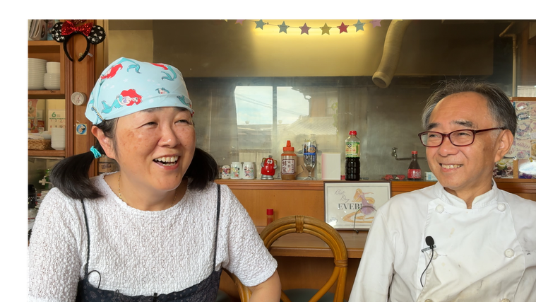 富富を経営するご夫婦がインタビューを受けながら談笑するところ