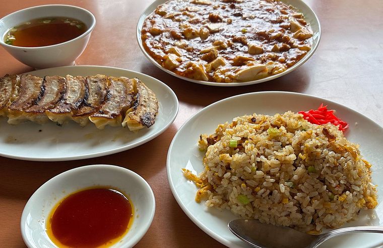 富富の料理がテーブルいっぱいに並べられている