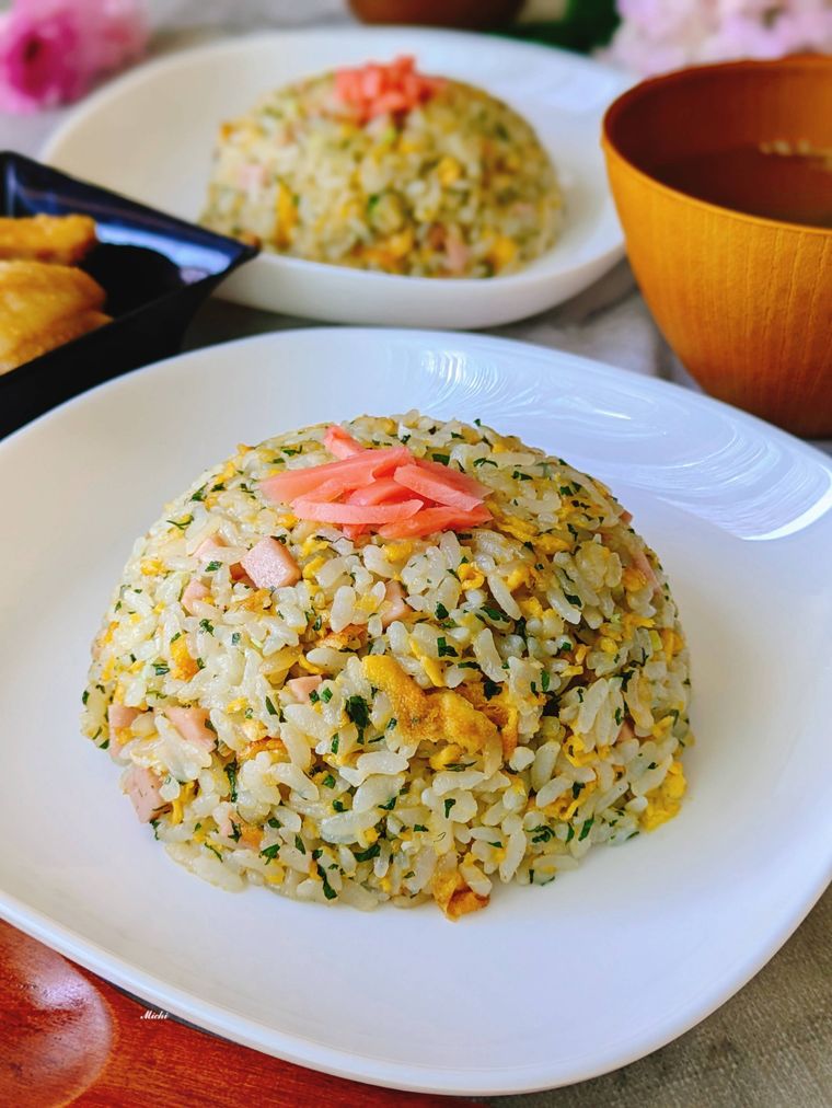 白い器に盛り付けた大葉チャーハン