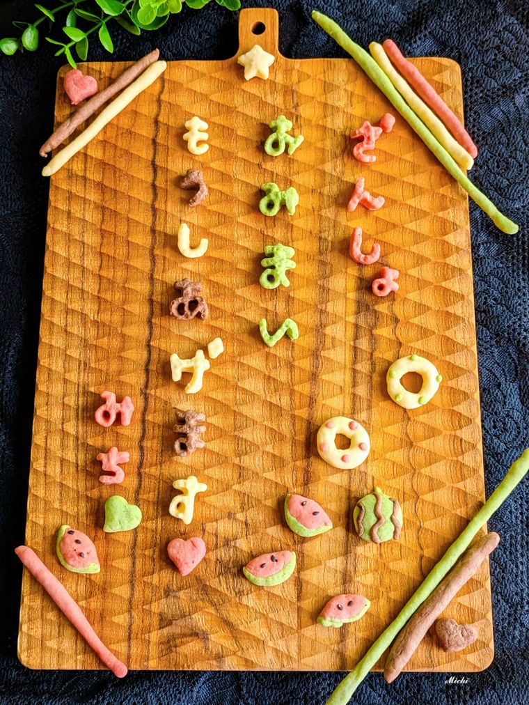 カッティングボードに盛り付けたメッセージクッキー