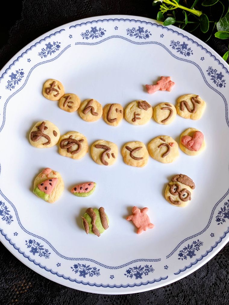 器に盛り付けたメッセージクッキー