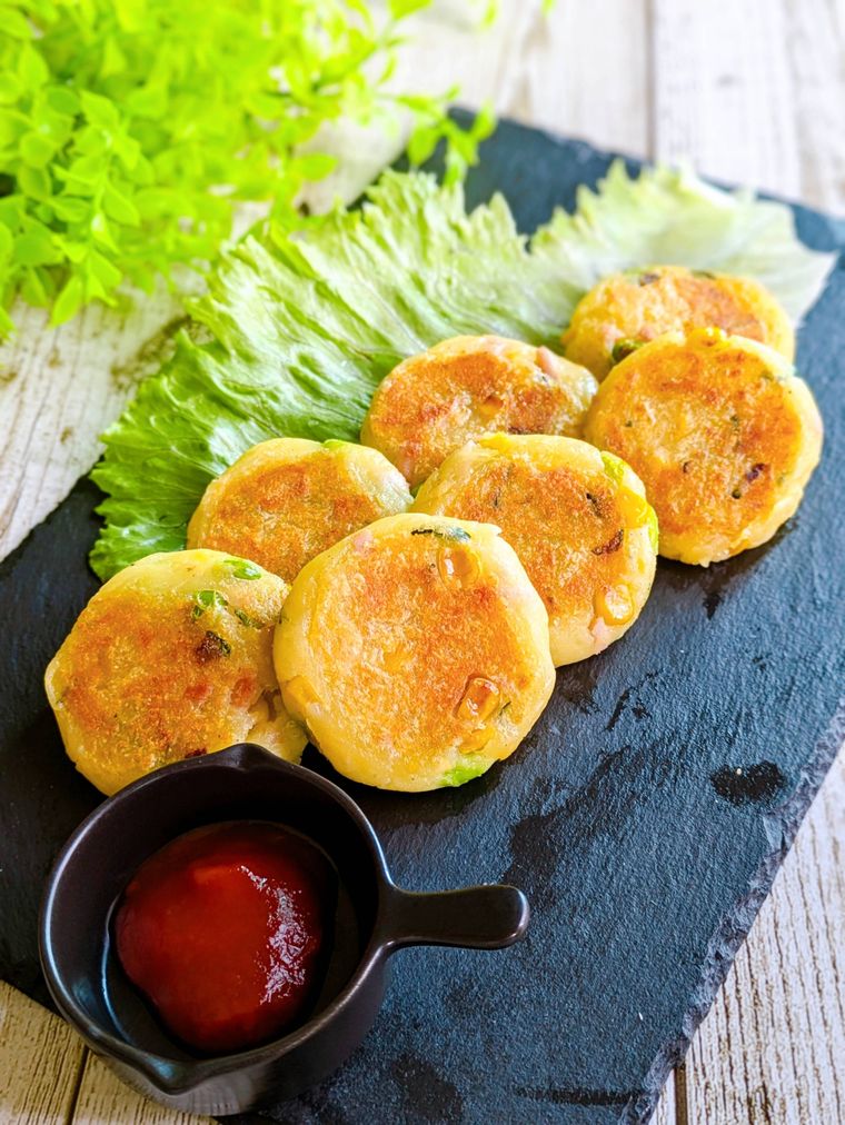 黒い器に盛り付けたワンハンドポテサラ