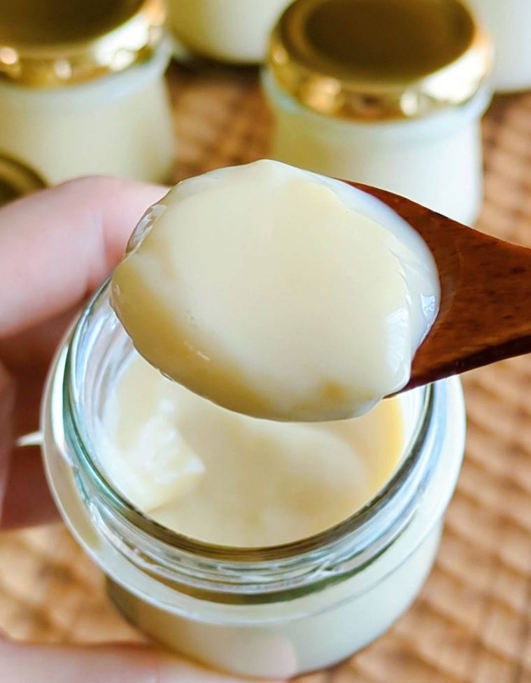 プリンをすくっている様子