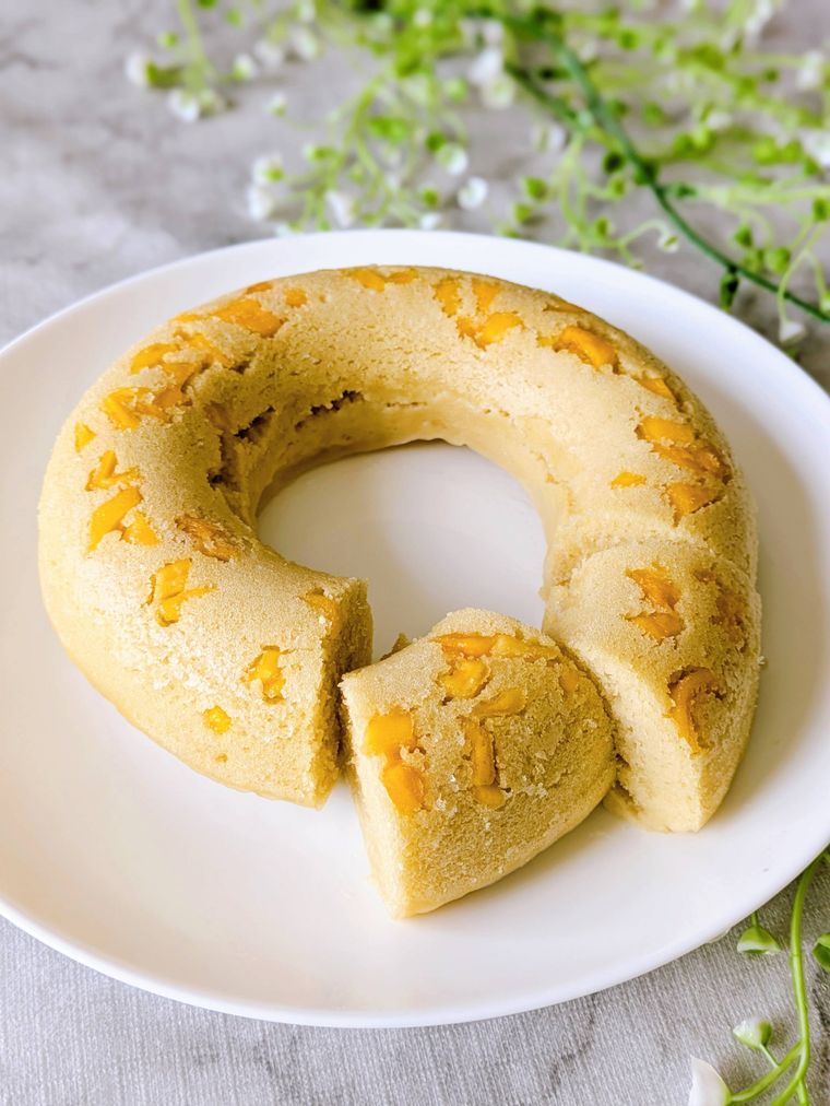 白い器に盛り付けたココナッツミルク蒸しパン