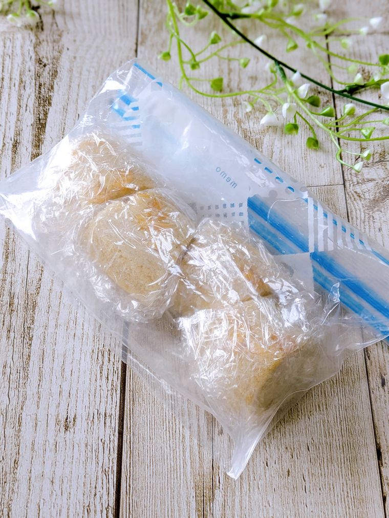 保存袋に入れたココナッツミルク蒸しパン