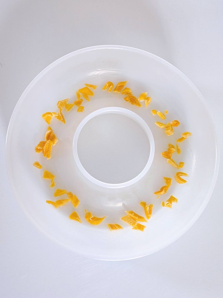 耐熱の型に並べたドライマンゴー