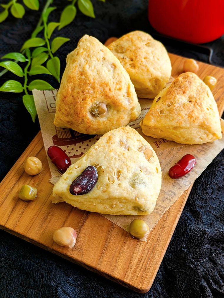 カッティングボードに盛り付けたスコーン