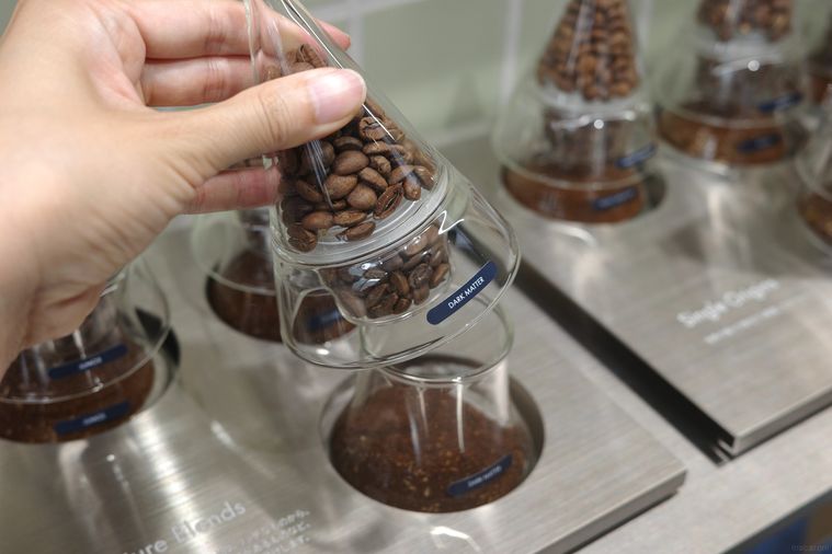 コーヒー豆の香りを試す