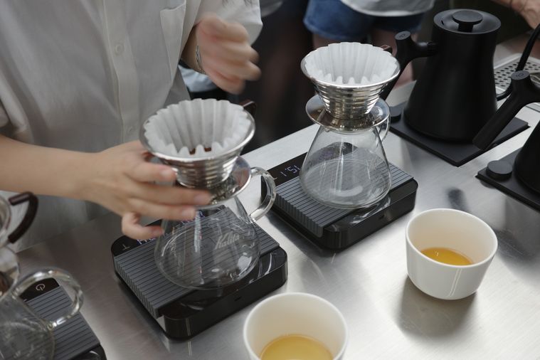 コーヒーを作っている様子