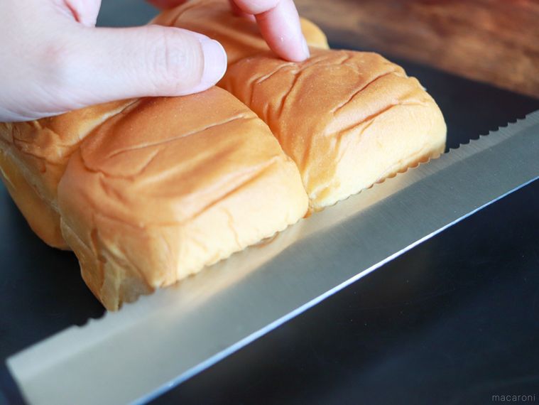 包丁で切っている様子