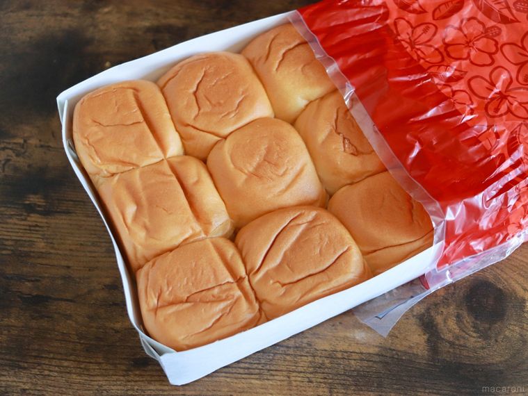 パンを取り出している様子