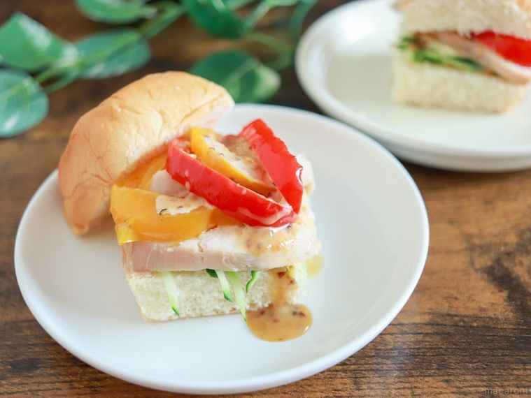 白いお皿にのったスライダー