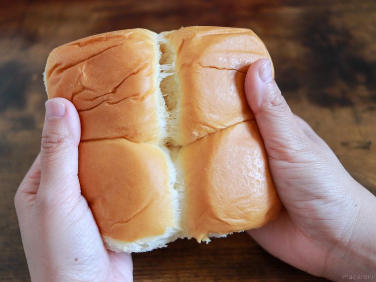 手でちぎっている様子